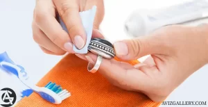 استفاده از خمیر دندان روشی آسان و کاربردی برای تمیز کردن | آویز گالری